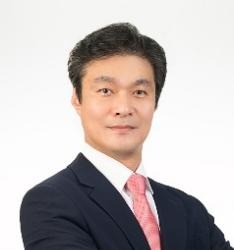 사람, 인간의 얼굴, 슈트, 정장 차림이(가) 표시된 사진AI 생성 콘텐츠는 정확하지 않을 수 있습니다.